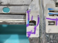 Podnośnik przód prawy Citroen C3 II 09-16 CITROEN, Pęknięcie przy mechanizmie podnoszenia mocującej szybę 2 PIN 5d HB