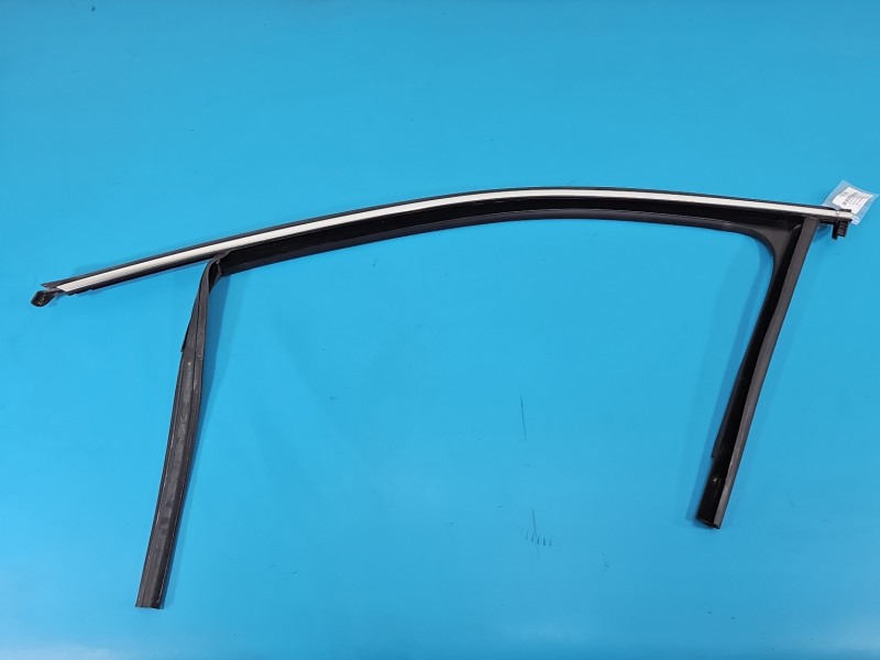 Listwa drzwi przód lewa Skoda Octavia IV