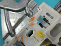 Podnośnik przód prawy SZYBY WINDA Suzuki Vitara II 2015- Suzuki, pęknięty plastik 2 PIN 83530-64P00 5d HB