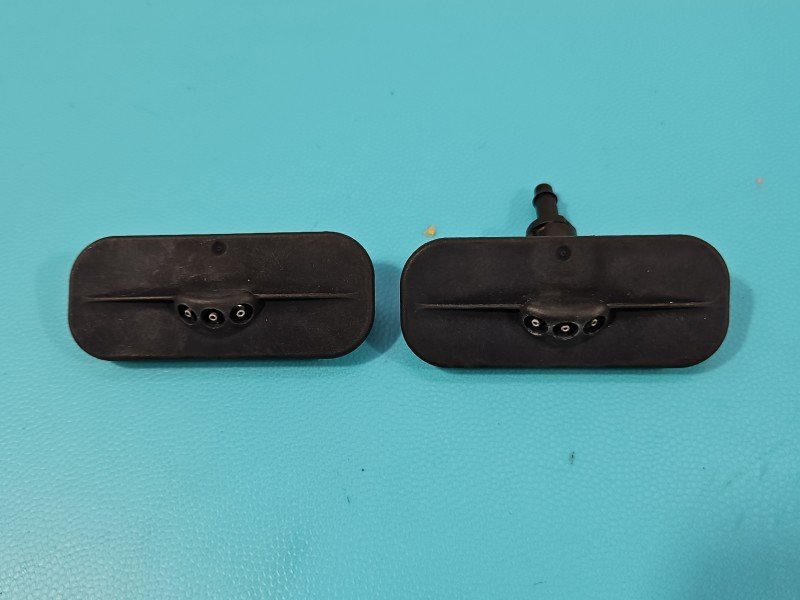 Spryskiwacz maski Opel Astra V K 13390451 Spryskiwacz maski Opel Astra V K 13390451