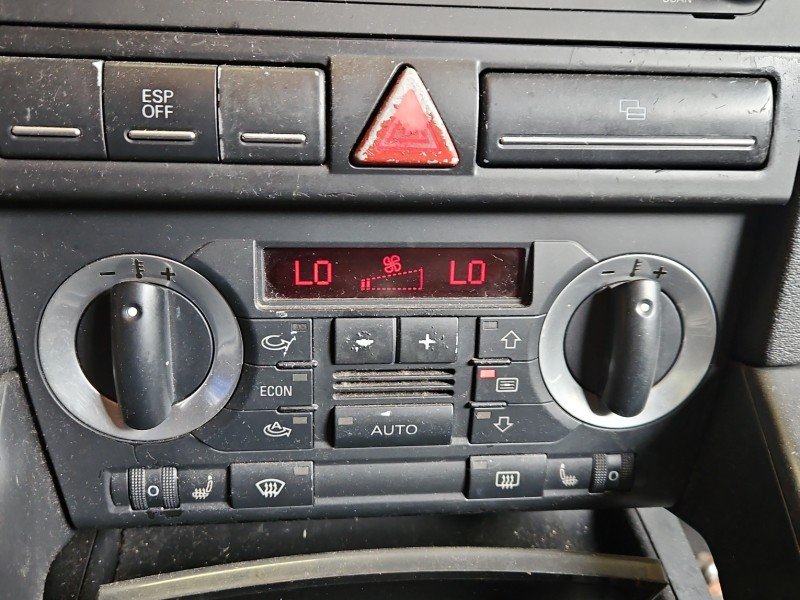 Konsola panel nawiewu Audi A3 8P 8P0820043G Konsola panel nawiewu Audi A3 8P 8P0820043G