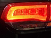 Lampa tył prawa Producent części: JEEP, Wewnętrzna / AL / KLAPY BAGAŻNIKA Jeep Grand Cherokee IV WK2 HB