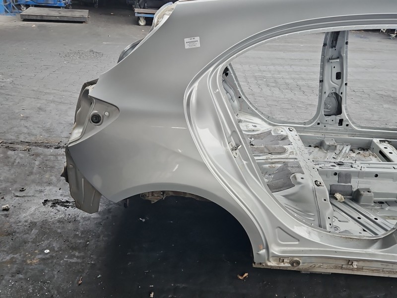 Błotnik tył prawy MERCEDES W176 POLAR SILVER - METALLIC PAINT (761U) ćwiartka