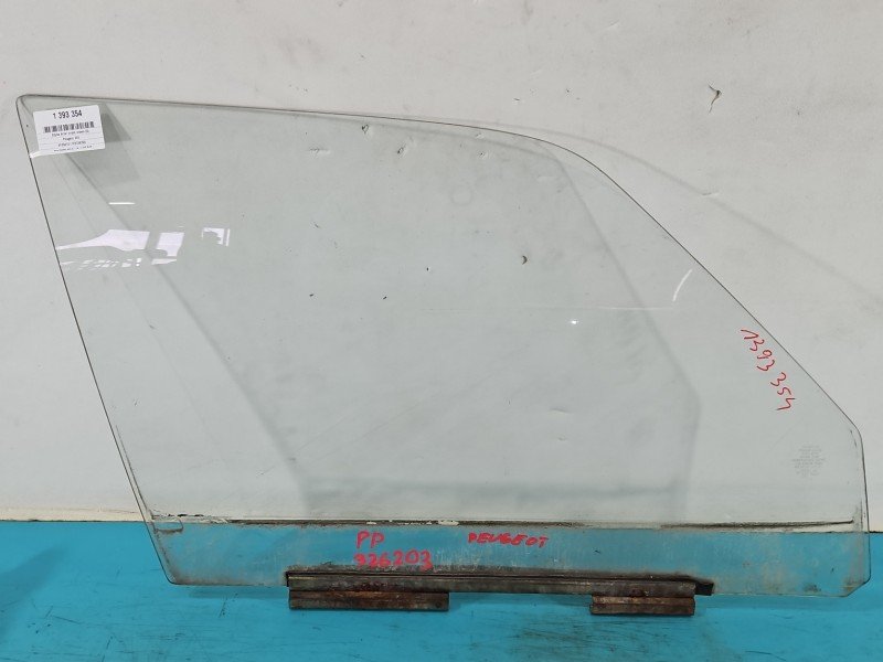 Szyba drzwi przód prawa Peugeot 305 kombi