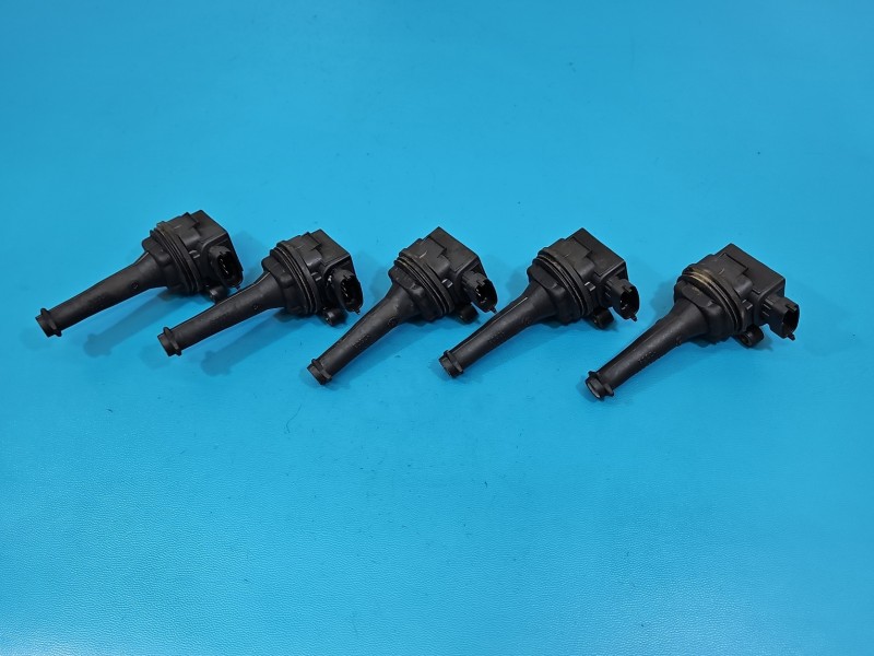 Cewka zapłonowa Volvo S60 I 2.4 20V 4PIN Pęknięcia na obudowach w zaznaczonych miejscach 9125601