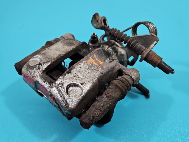 Zacisk tył lewy Audi A4 B5 1.8 20V sedan