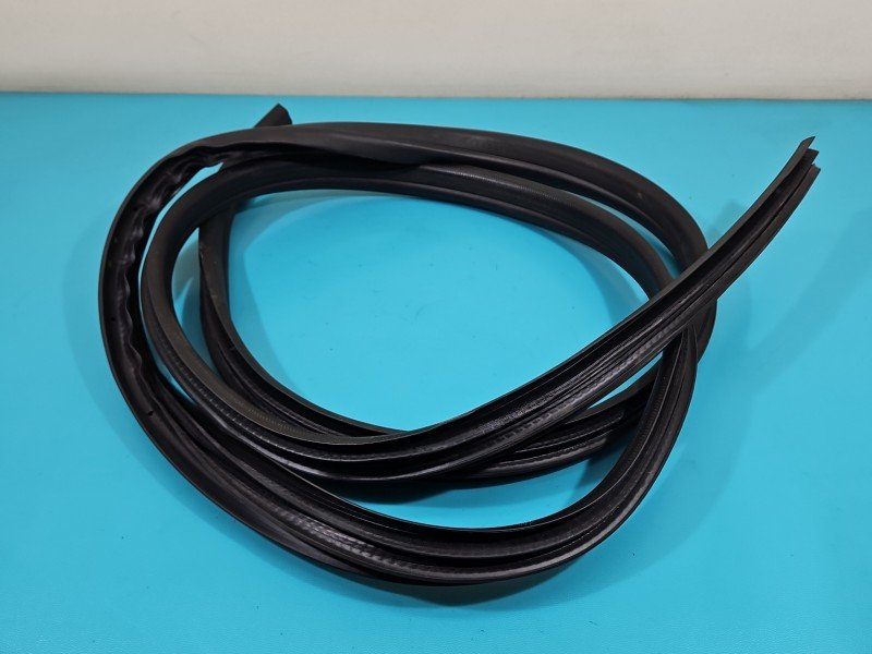Uszczelka drzwi przód prawa Ford Mondeo Mk4 Uszczelka drzwi przód prawa Ford Mondeo Mk4