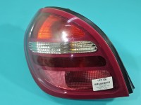 Lampa tył lewa Nissan Almera N16 HB 00-03 przed liftem hatchback Z LISTWĄ ŻARÓWKOWĄ EUROPA