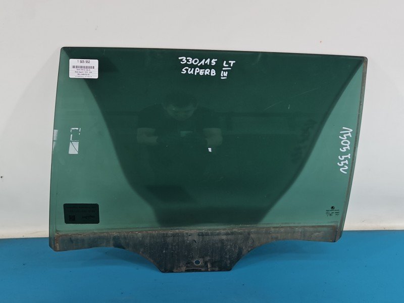 Szyba drzwi tył lewa Skoda Superb III kombi