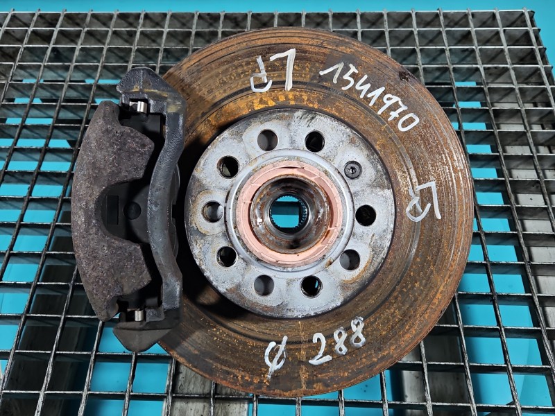 Zwrotnica lewa piasta przód 2.0 tdi Skoda Octavia III