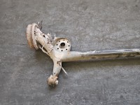 Tylna belka oś tył Toyota Yaris III 1.0 vvti (1KR)