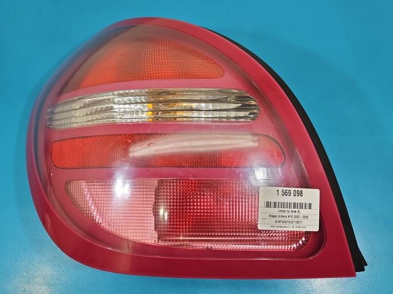 Lampa tył lewa Nissan Almera N16 HB HELLA 00-03 przed liftem hatchback Z LISTWĄ ŻARÓWKOWĄ EUROPA
