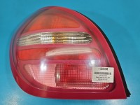 Lampa tył lewa Nissan Almera N16 HB HELLA 00-03 przed liftem hatchback Z LISTWĄ ŻARÓWKOWĄ EUROPA