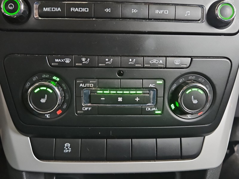 Konsola panel nawiewu Skoda Yeti 3T0907044BL