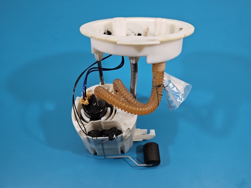 pompka Pompa paliwa bmw F30 2.0d 7243972-11, 0580204019 Producent części: BMW, 5 PIN