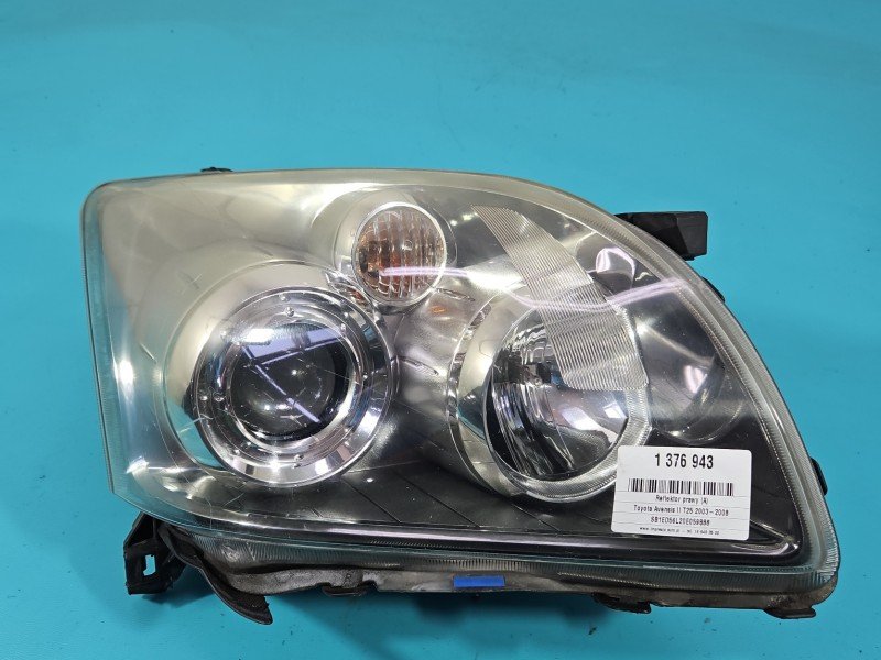 Reflektor prawy lampa przód Toyota Avensis II T25 EUROPA