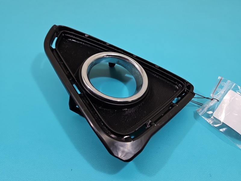 Zaślepka kratka zderzaka prawa atrapa Toyota Rav4 IV 52030-42050, 52127-42160