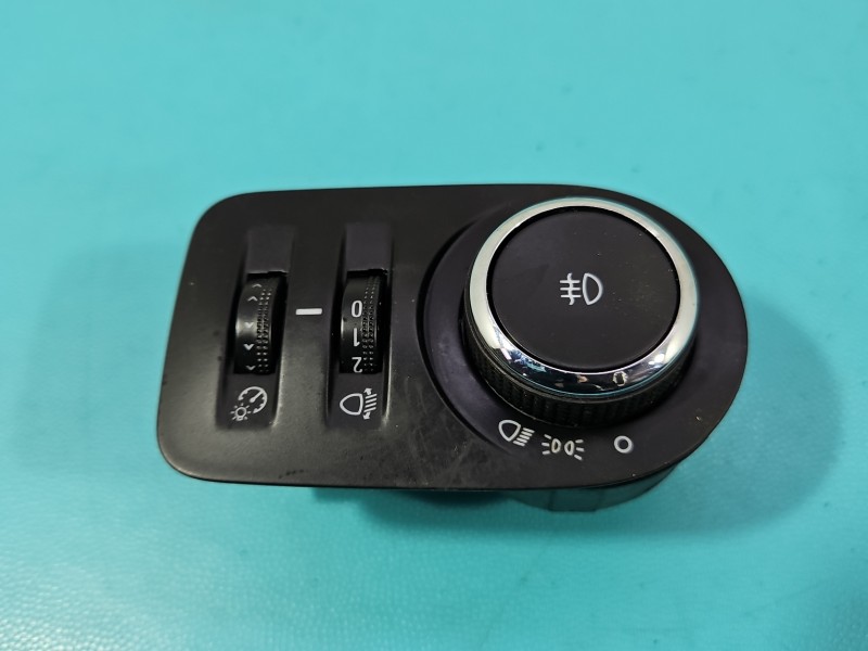 Przełącznik włącznik świateł Opel Corsa E 13470443