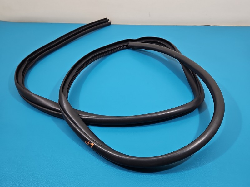 Uszczelka drzwi przód lewa LEXUS CT 10-22