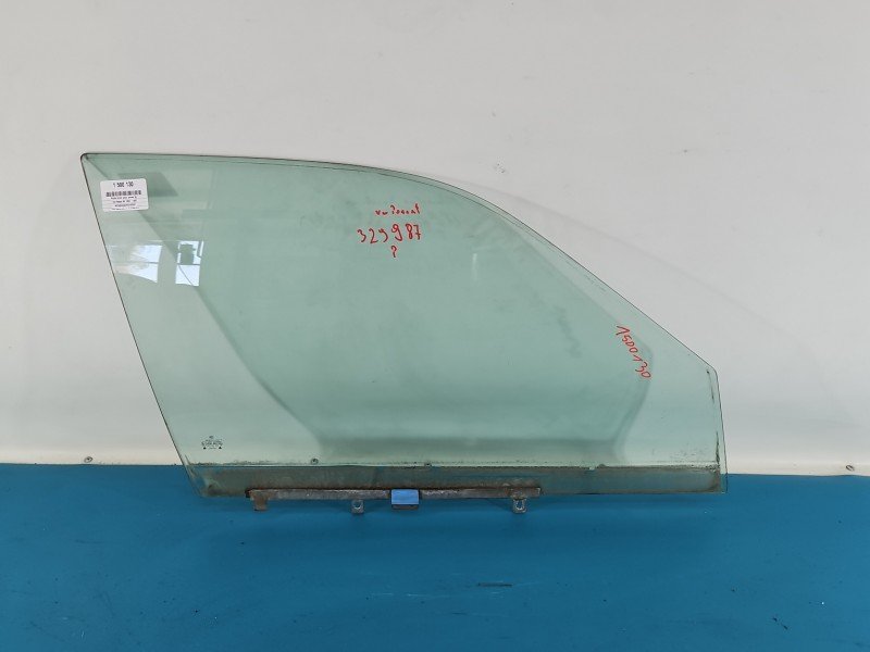 Szyba drzwi przód prawa Vw Passat B4 kombi