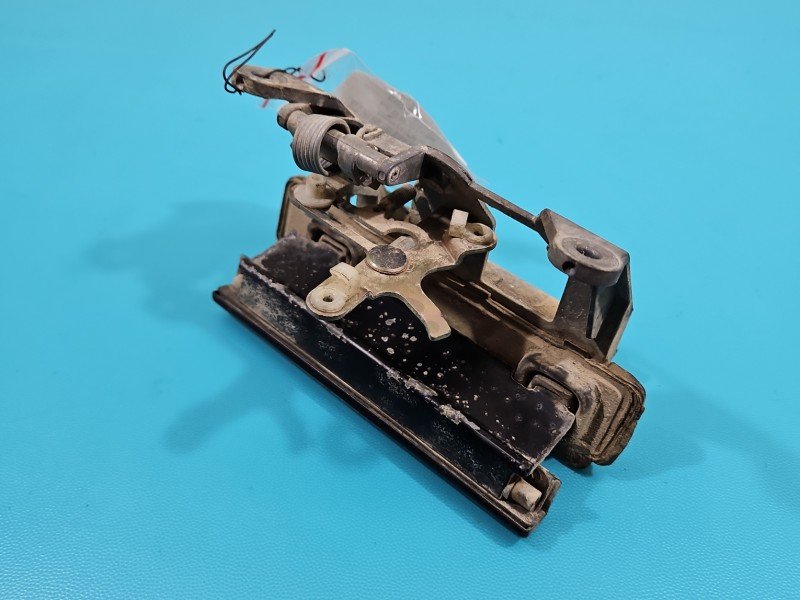 Klamka klapy tył Audi 80 B4 Klamka klapy tył Audi 80 B4