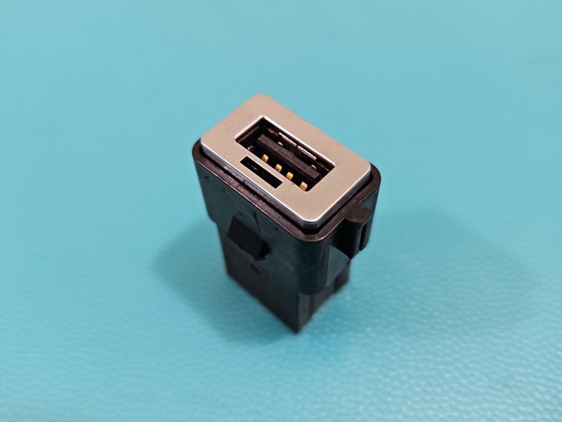 Gniazdo USB Volvo V40 II 12- Gniazdo USB Volvo V40 II 12-