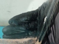 Szyba drzwi przód lewa Mercedes 124 sedan