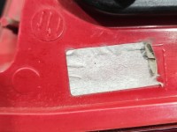 Lampa tył lewa Peugeot, Uszkodzone dwa zaczepy trzymający wkład. Peugeot 5008 HB