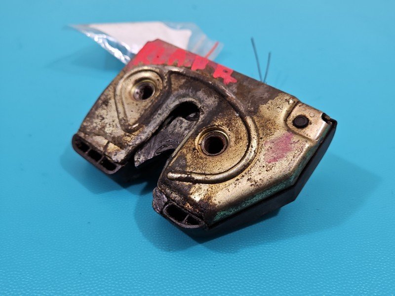Zamek klapy tył 3A9827505 Vw Passat B4 kombi Zamek klapy tył 3A9827505 Vw Passat B4 kombi