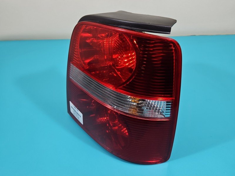 Lampa tył prawa Volkswagen, Uszkodzony zatrzask trzymający boczną osłonę Vw Touran I HB