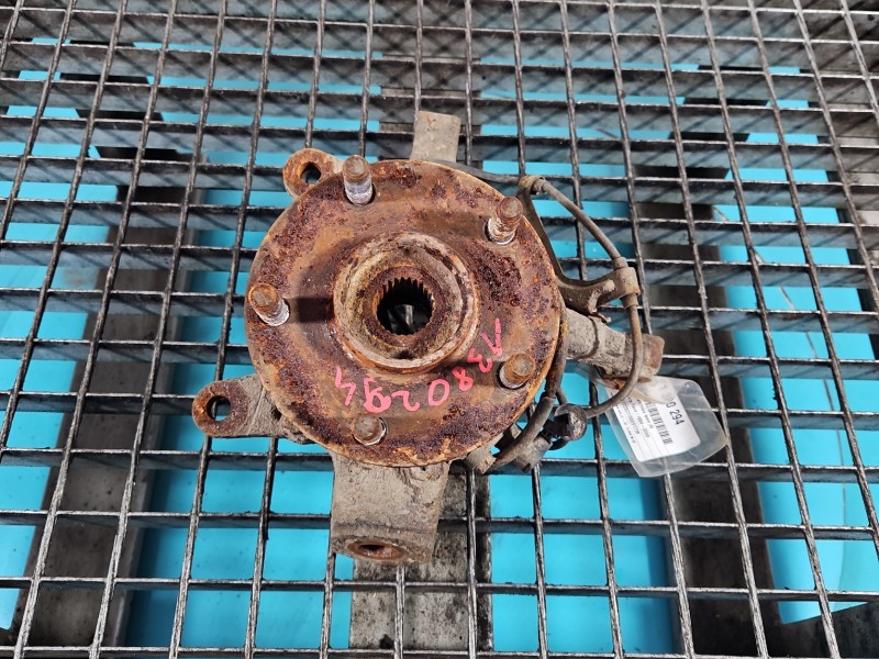 Zwrotnica lewa piasta przód 2.0 16V Toyota Rav4 I 94-