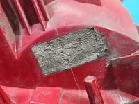 Lampa tył prawa Peugeot, Uszkodzone jedno mocowanie trzymający wkład. Brak nr Peugeot 5008 HB