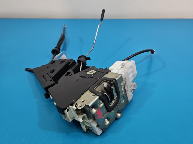 Zamek przód prawy 1697202835 Mercedes W245 EUROPA 4pin. Uszkodzone zaczepy trzymające wtyczke