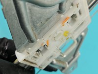 Podnośnik przód prawy SZYBY WINDA Suzuki Vitara II 2015- Suzuki, pęknięty plastik 2 PIN 83530-64P00 5d HB