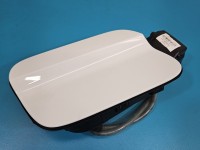 Klapka wlewu paliwa Vw Tiguan II 16- biały, Volkswagen, Europejska, Kod lakieru: LC9A, uszkodzone jedno mocowanie / biały...