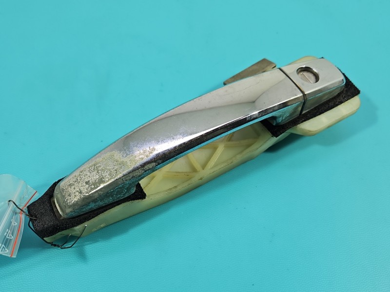 Klamka przód lewa zewnętrzna Opel Antara