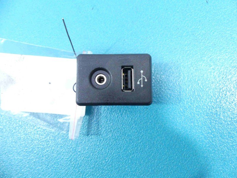 Gniazdo USB Micra K13 10-17
