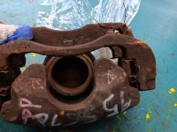 Zacisk przód prawy Nissan Qashqai I J10 06-13 1.6 16V HR16DE