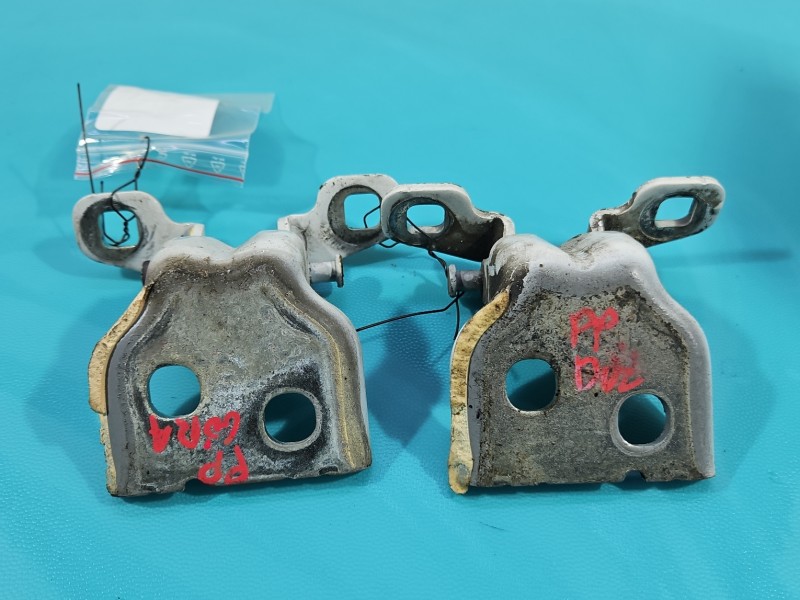 Zawias drzwi przód prawy Dacia Dokker