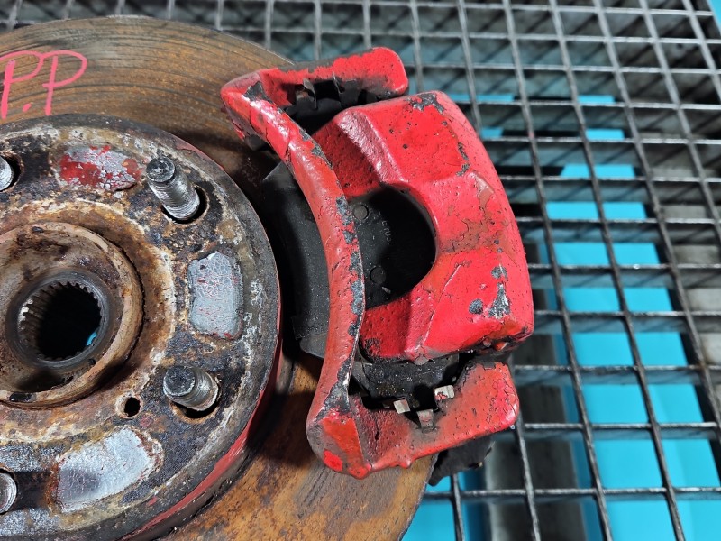 Zacisk przód prawy Toyota Rav4 II 00- 2.0 D4D 1CD