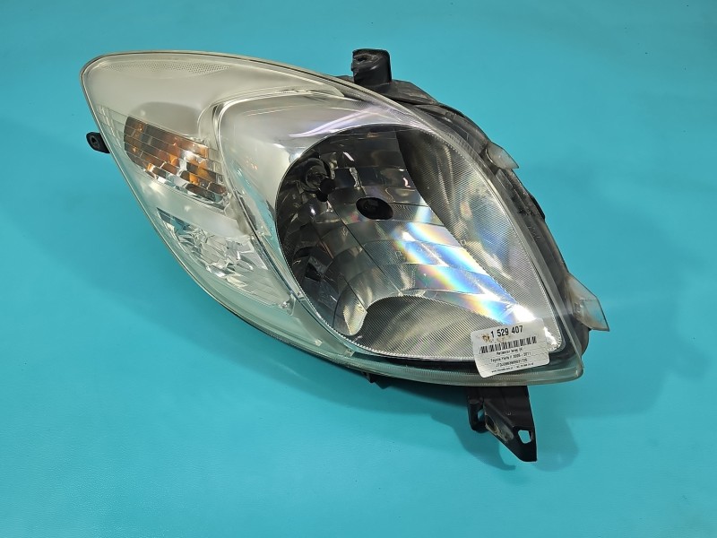 Reflektor lewy lampa przód Toyota Yaris II EUROPA