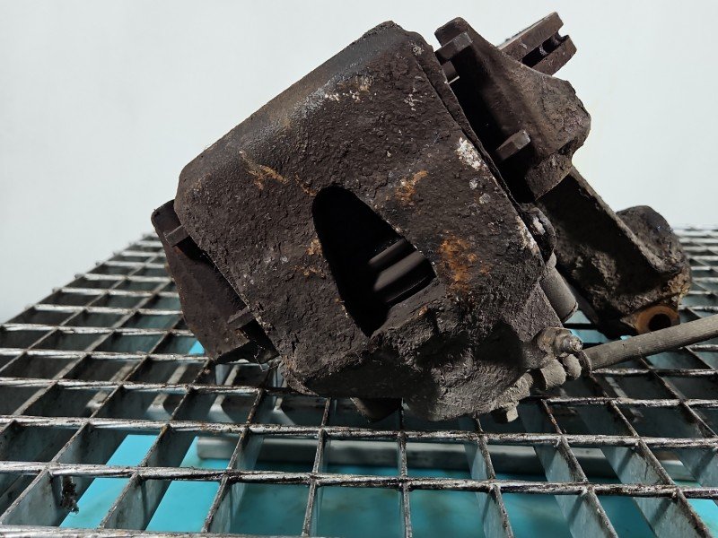 Zacisk przód prawy Vw Golf IV 1.6 SR