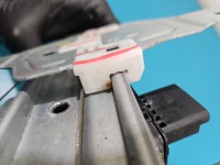 Podnośnik przód prawy SZYBY WINDA Peugeot 2008 I Peugeot, 6pin .Popękany plastik mocowania szyny 0130824160, 9815999280 5d HB