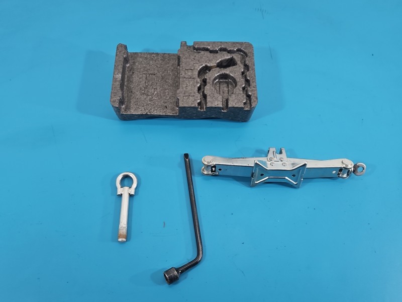 lewarek Podnośnik samochodowy trapezowy Toyota Corolla E15