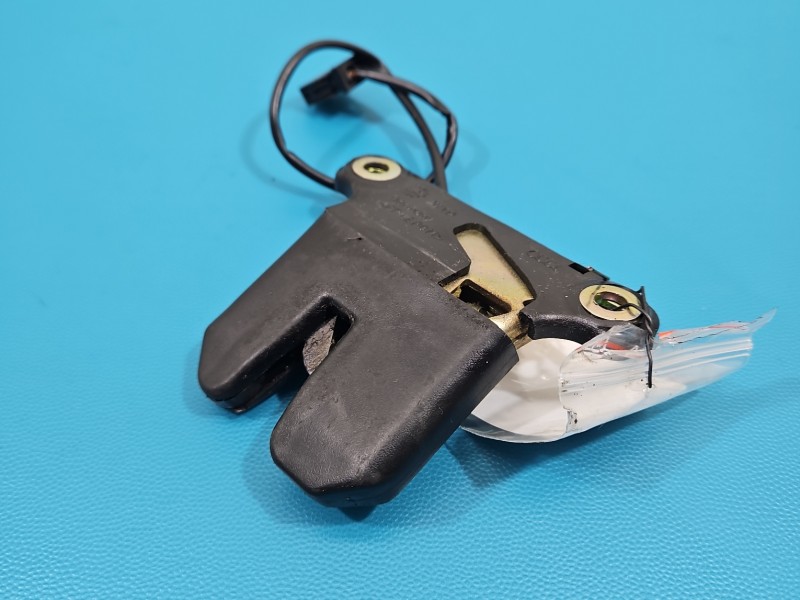Zamek klapy tył 4A5827505B/C Audi A8 D2 sedan Producent części: Audi, 2pin