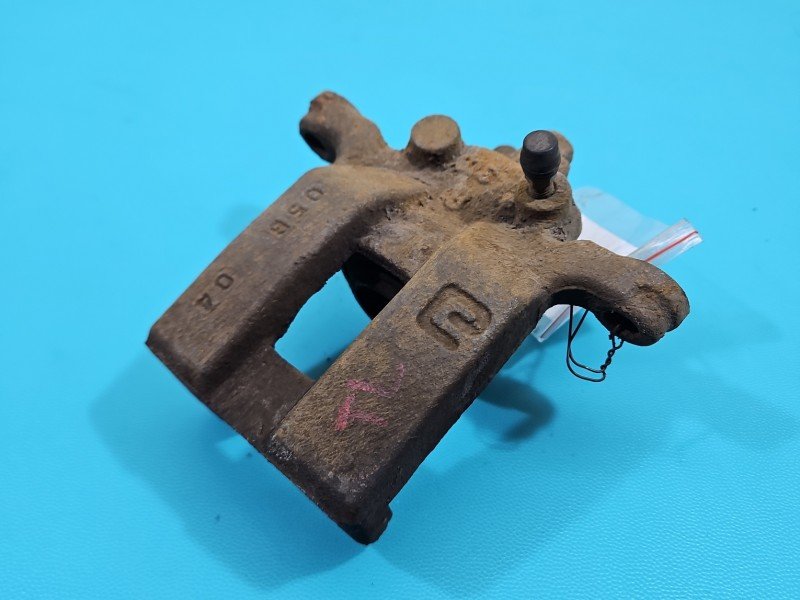 Zacisk tył lewy Suzuki Grand Vitara II 2.4 16V (J24b) HB