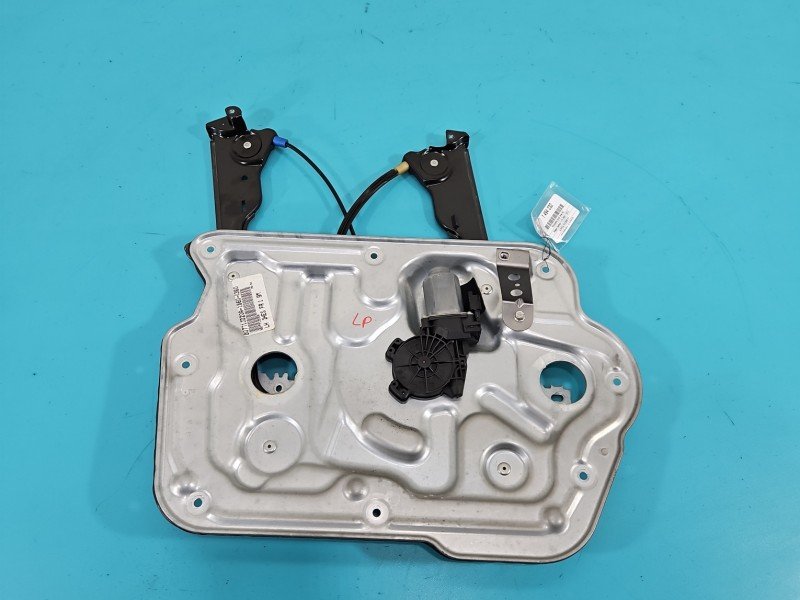 Podnośnik przód lewy Nissan Qashqai I J10 06-13 5d HB
