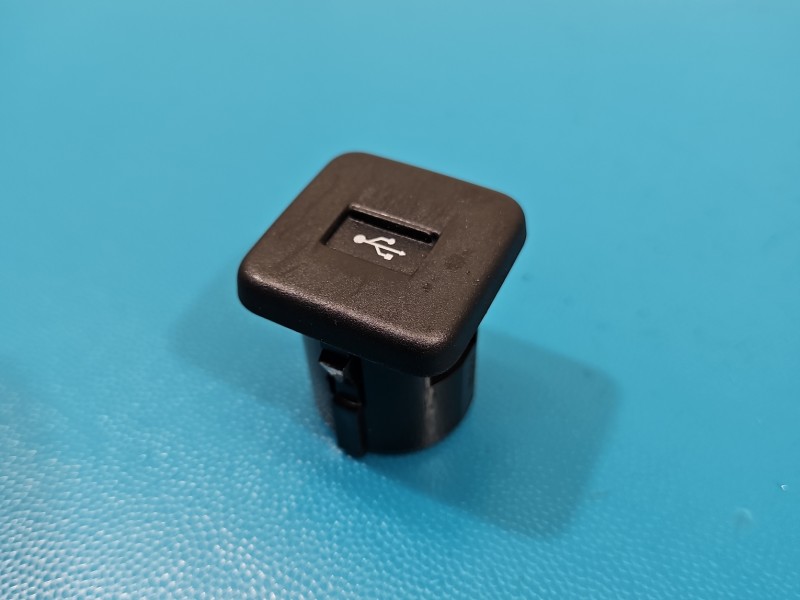 Gniazdo USB Suzuki Sx4 S-Cross 13-21