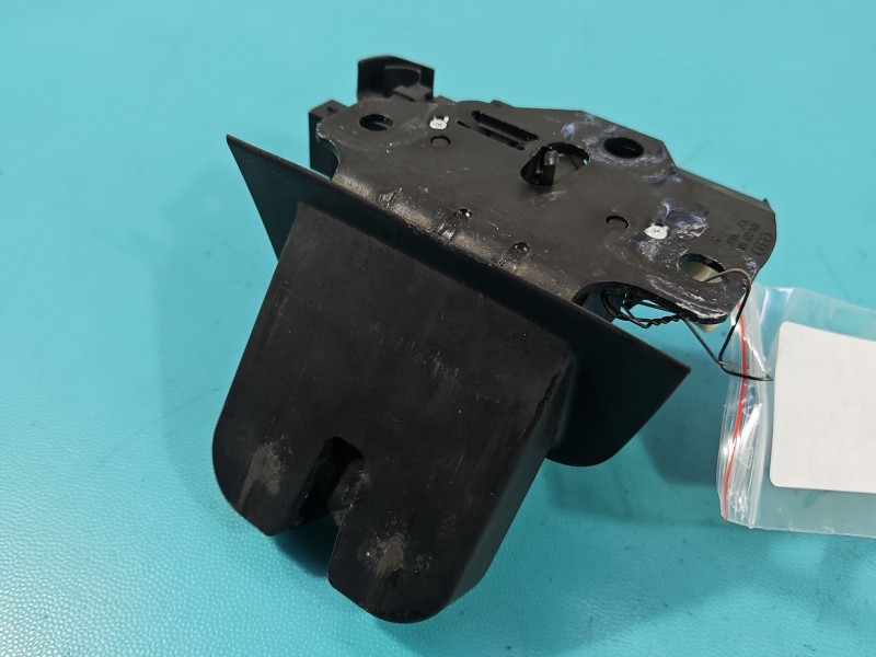 Zamek klapy tył 8P4827505C AUDI Q7 I 4L Producent części: Audi, Europejska, 3PIN