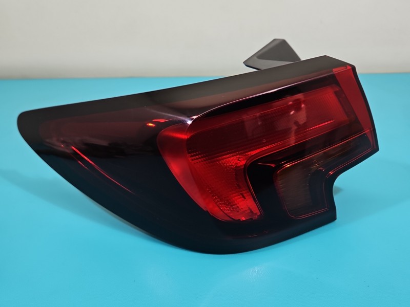 Lampa tył lewa Producent części: OPEL, 19-22 Z LISTWĄ ŻARÓWKOWĄ HATCHBACK W BŁOTNIK Opel Astra V K HB